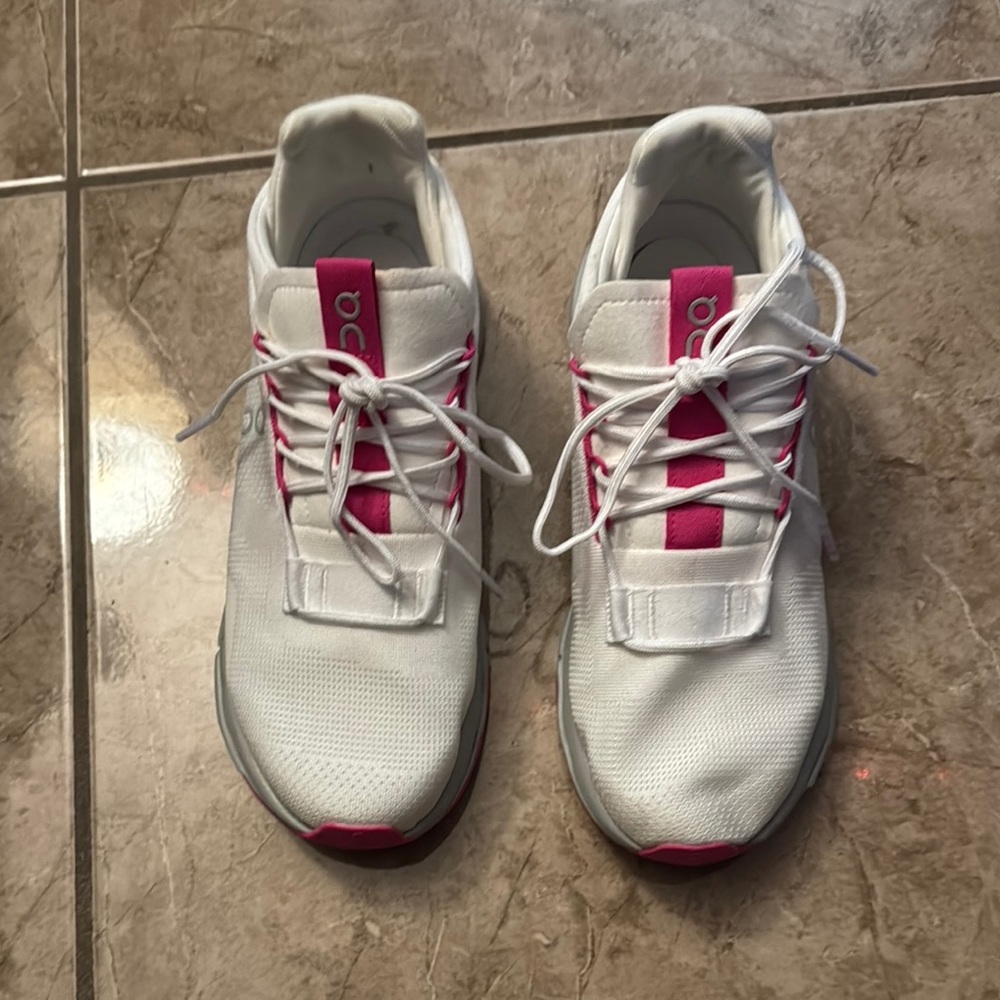 OnCloud White and Pink Athletic Shoes size MENS 8